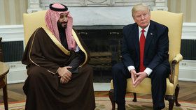 Korunní saúdský princ Mohamed bin Salmán během zahraniční cesty do USA (na archivní fotce z předchozího jednání s Trumpem) slíbil, že v reformách země bude pokračovat.