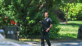 Při přestřelce se zločincem v americkém městě Charlotte ve státě Severní Karolína zemřeli tři policisté.