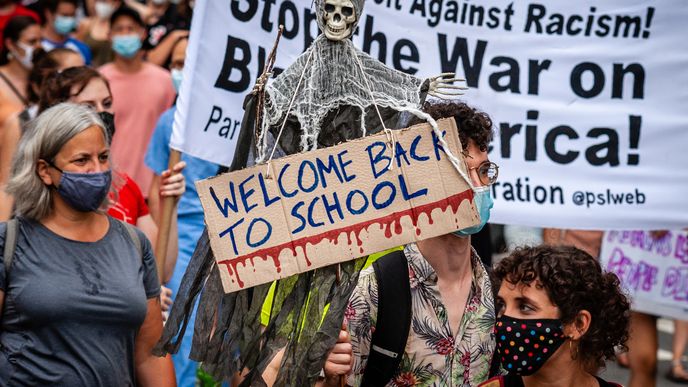 V Americe začala škola a učitelé protestují.