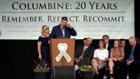 Pietní ceremonií si na denverském předměstí Littleton v americkém státě Colorado připomněli dvacáté výročí masakru na střední škole Columbine, při kterém dva studenti zabili dvanáct spolužáků a učitele.