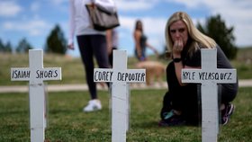 Pietní ceremonií si na denverském předměstí Littleton v americkém státě Colorado připomněli dvacáté výročí masakru na střední škole Columbine, při kterém dva studenti zabili dvanáct spolužáků a učitele.