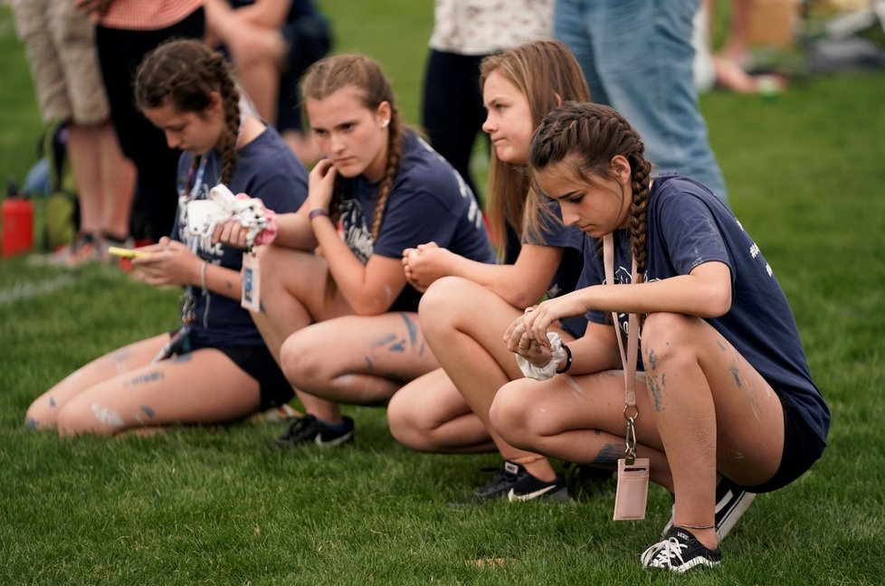 Pietní ceremonií si na denverském předměstí Littleton v americkém státě Colorado připomněli dvacáté výročí masakru na střední škole Columbine, při kterém dva studenti zabili dvanáct spolužáků a učitele.