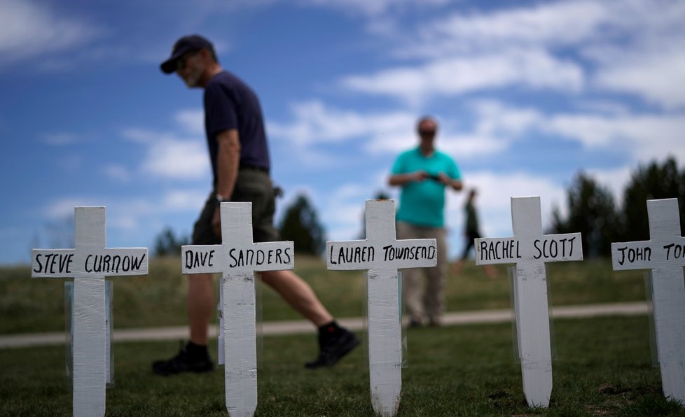 Pietní ceremonií si na denverském předměstí Littleton v americkém státě Colorado připomněli dvacáté výročí masakru na střední škole Columbine, při kterém dva studenti zabili dvanáct spolužáků a učitele.