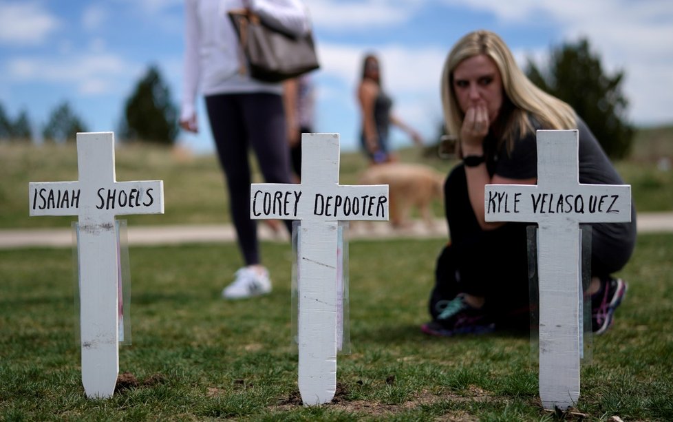 Pietní ceremonií si na denverském předměstí Littleton v americkém státě Colorado připomněli dvacáté výročí masakru na střední škole Columbine, při kterém dva studenti zabili dvanáct spolužáků a učitele.