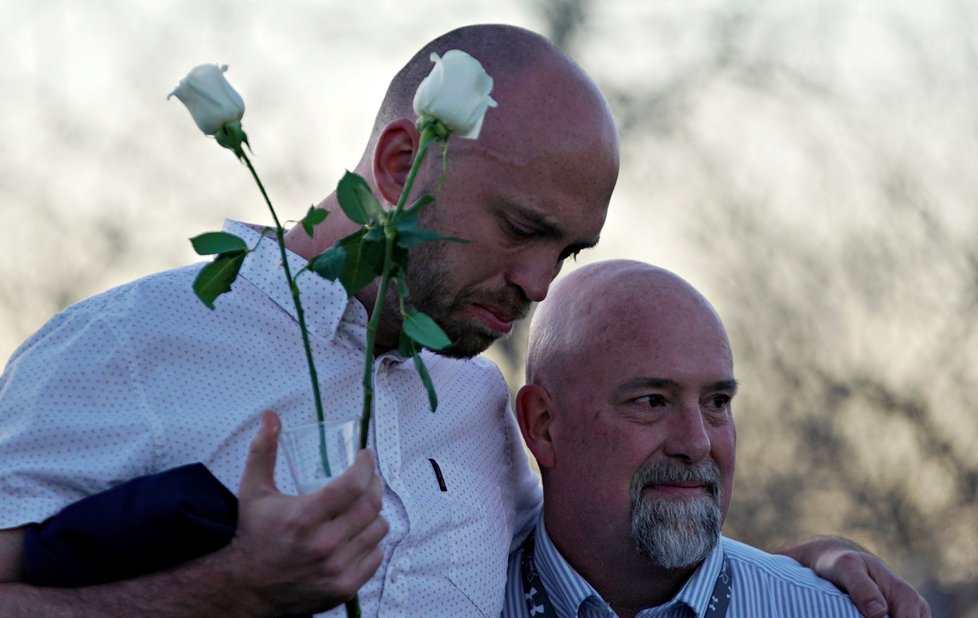 Pietní ceremonií si na denverském předměstí Littleton v americkém státě Colorado připomněli dvacáté výročí masakru na střední škole Columbine, při kterém dva studenti zabili dvanáct spolužáků a učitele.