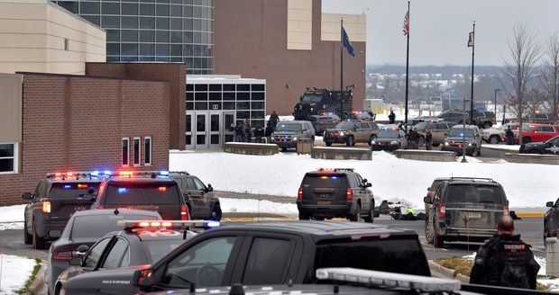 Tři mrtví a šest zraněných po střelbě na škole v USA. Zabíjel spolužák (15) obětí?