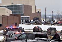 Tři mrtví a šest zraněných po střelbě na škole v USA. Zabíjel spolužák (15) obětí?