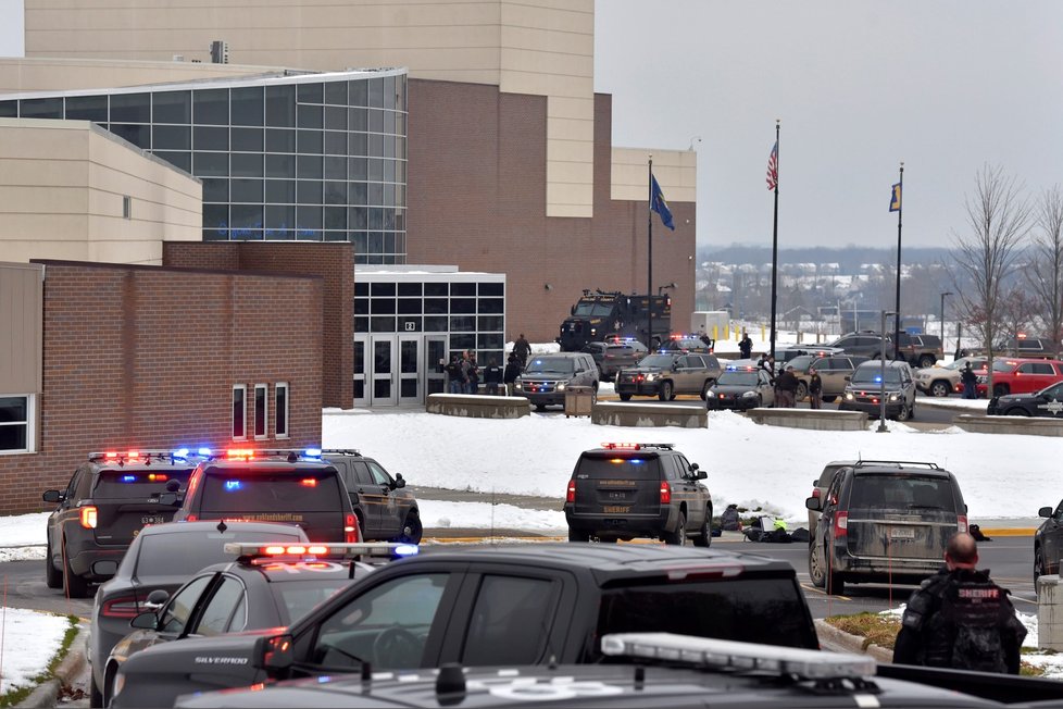 Střelba na střední škole v Michiganu si vyžádala nejméně tři oběti.