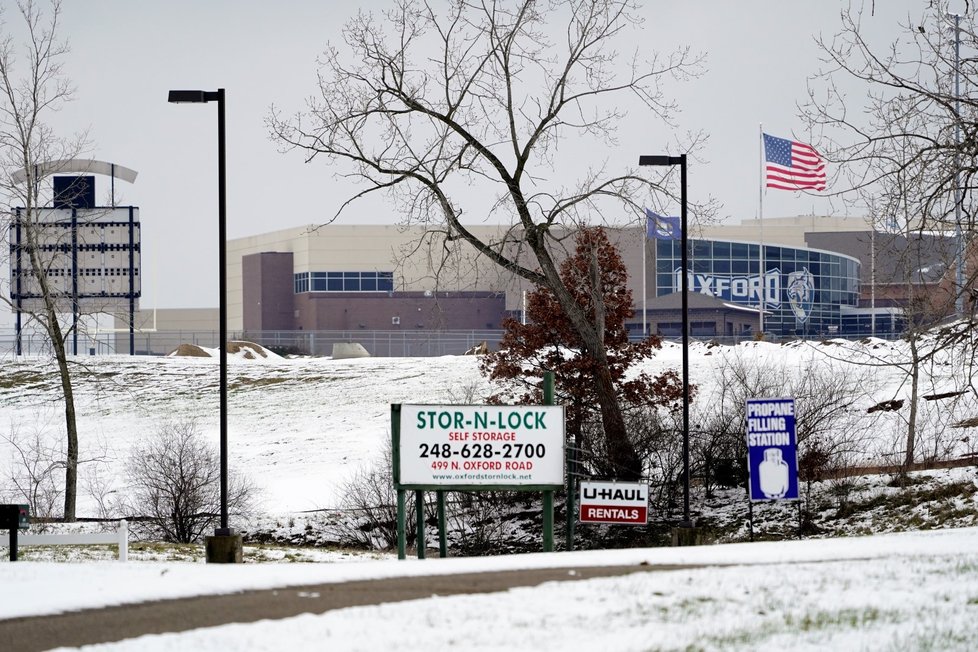 Střelba na střední škole v Michiganu si vyžádala nejméně tři oběti.