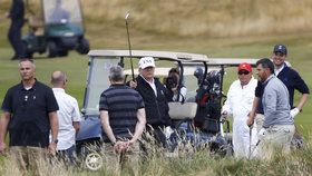 Americký prezident Donald Trump na golfu ve Skotku (15.07.2018). Na hřišti ho doprovázela početná ochranka, bezpečí zajišťovala i místní policie.