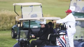 Americký prezident Donald Trump na golfu ve Skotku (15.07.2018). Na hřišti ho doprovázela početná ochranka, bezpečí zajišťovala i místní policie.