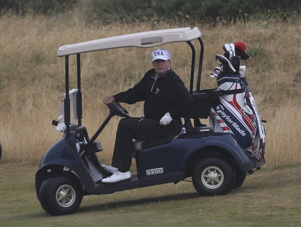 Americký prezident Donald Trump na golfu ve Skotku (15.07.2018). Na hřišti ho doprovázela početná ochranka, bezpečí zajišťovala i místní policie.