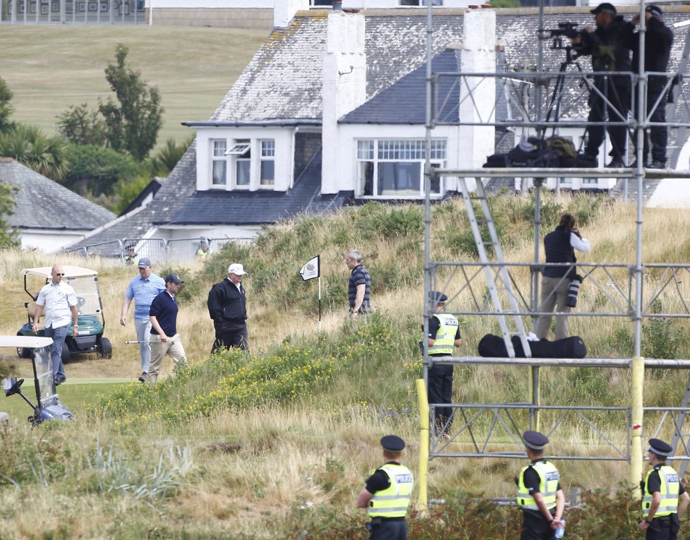 Americký prezident Donald Trump na golfu ve Skotku (15.07.2018). Na hřišti ho doprovázela početná ochranka, bezpečí zajišťovala i místní policie.
