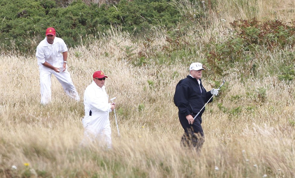 Americký prezident Donald Trump na golfu ve Skotku (15.07.2018). Na hřišti ho doprovázela početná ochranka, bezpečí zajišťovala i místní policie.