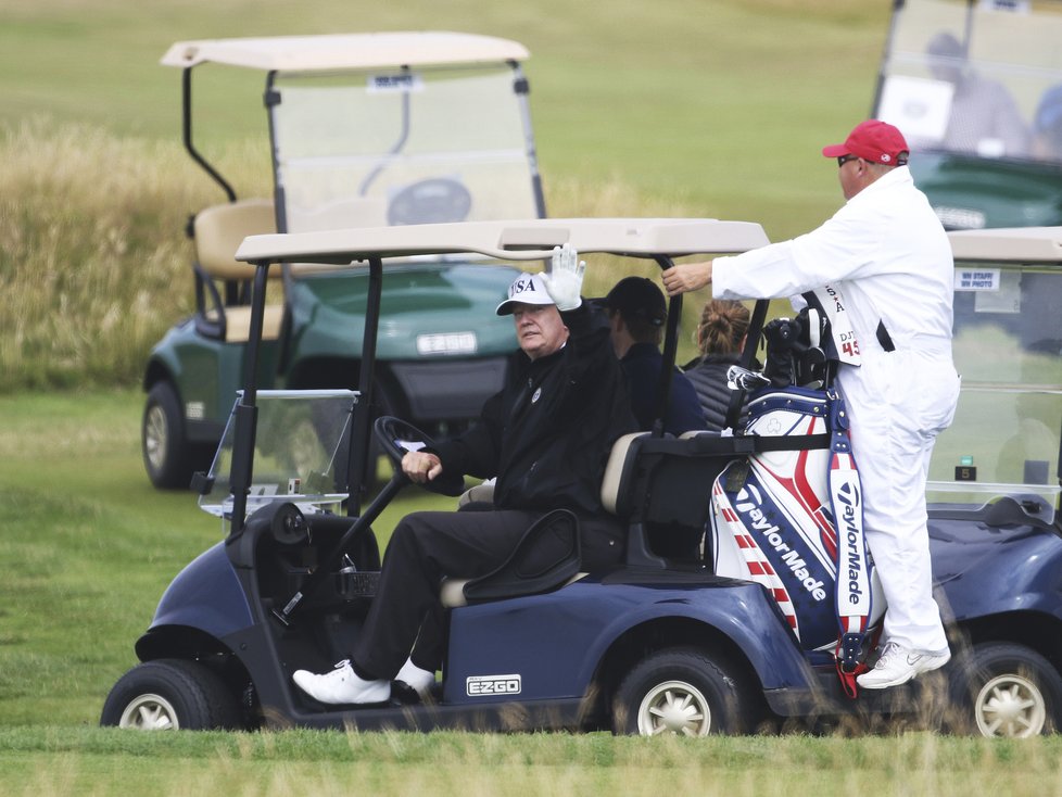 Prezident USA je milovník golfu: Americký prezident Donald Trump na golfu ve Skotku (15.07.2018). Na hřišti ho doprovázela početná ochranka, bezpečí zajišťovala i místní policie.
