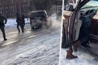 Šílené záběry z USA: Imigrační úředník zastřelil maminku