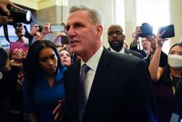 Blamáž ve sněmovně: Republikáni nezvolili šéfa ani na šestý pokus. Biden mluví o ostudě