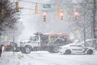 Už tři lidé zemřeli ve sněhové bouři: Tisíce lidí jsou bez elektřiny
