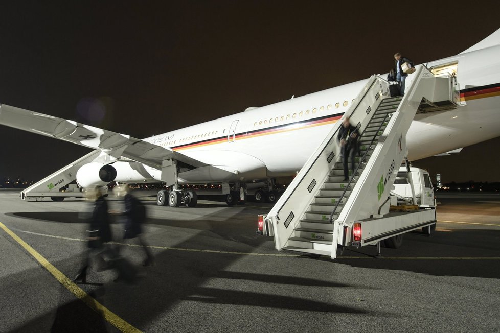 Letadlo Angely Merkelové na berlínském letišti Tegel