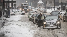 Sněhová bouře zasáhla Chicago a další města v USA, problémy způsobila i v dopravě (10.2.2018)