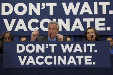 USA se potýkají s epidemií spalniček, lékaři evidují 764 nakažených osob. Starosta New Yorku Bill de Blasio kvůli spalničkám vyhlásil stav nouze. (7. 5. 2019)