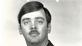 Kapitán amerického letectva William Howard Hughes Jr. zmizel v roce 1983 krátce po návratu z pracovní cesty. Úřadům se dokázal skrývat bezmála 35 let.