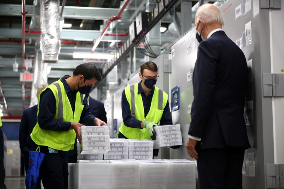 Americký prezident Joe Biden navštívil továrnu společnosti Pfizer v americkém Michiganu (19. 2. 2021).