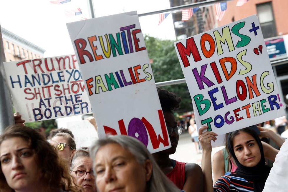 Ve Spojených státech se na začátku července proti táborům určeným k detenci dětí migrantů dokonce hojně protestovalo