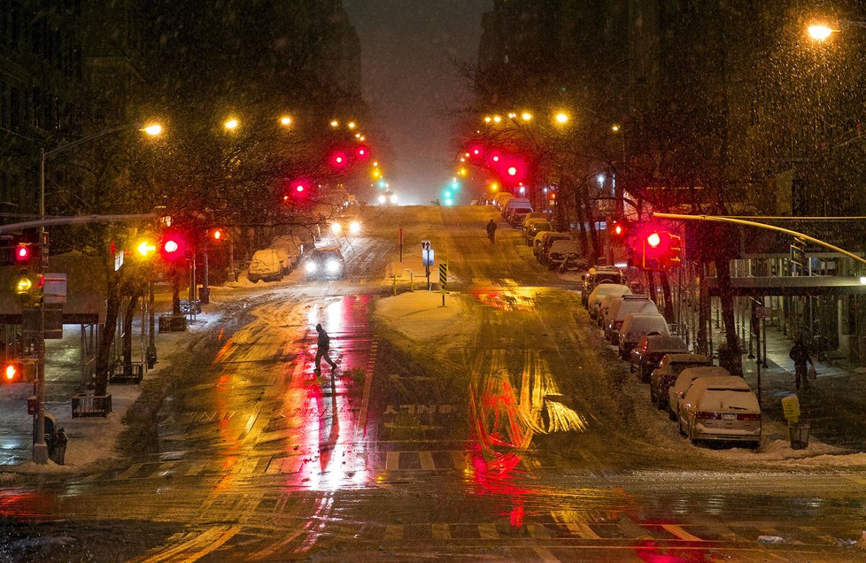 New York kvůli sněhové bouři připomíná město duchů.