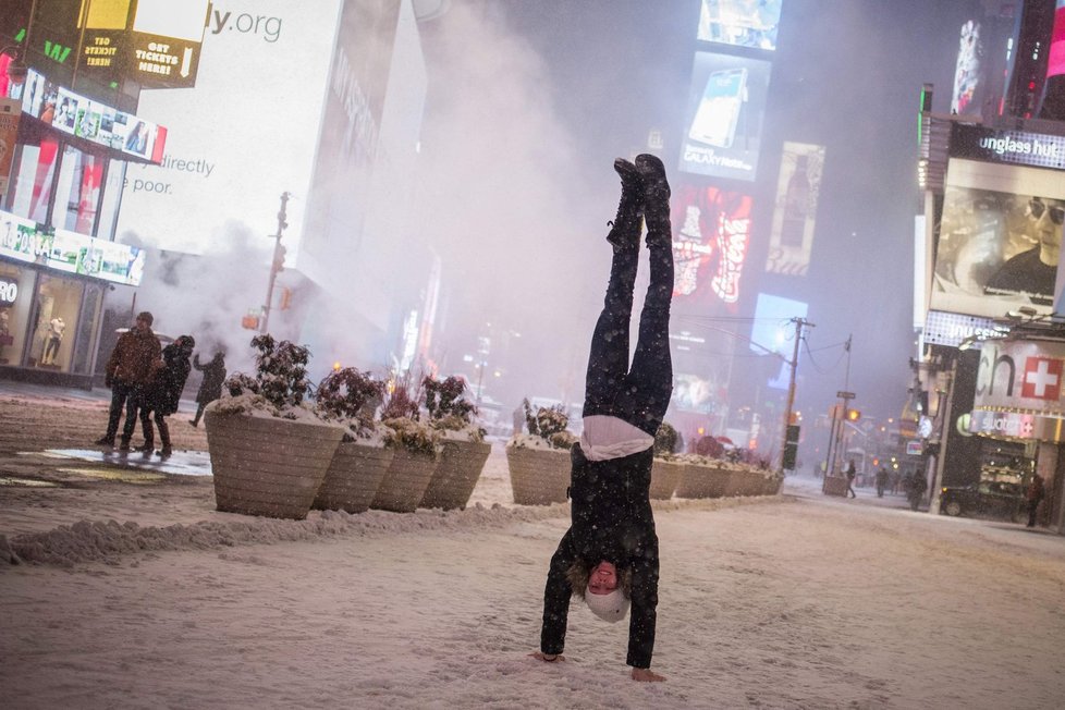 Některým lidem sníh v New Yorku nevadí.