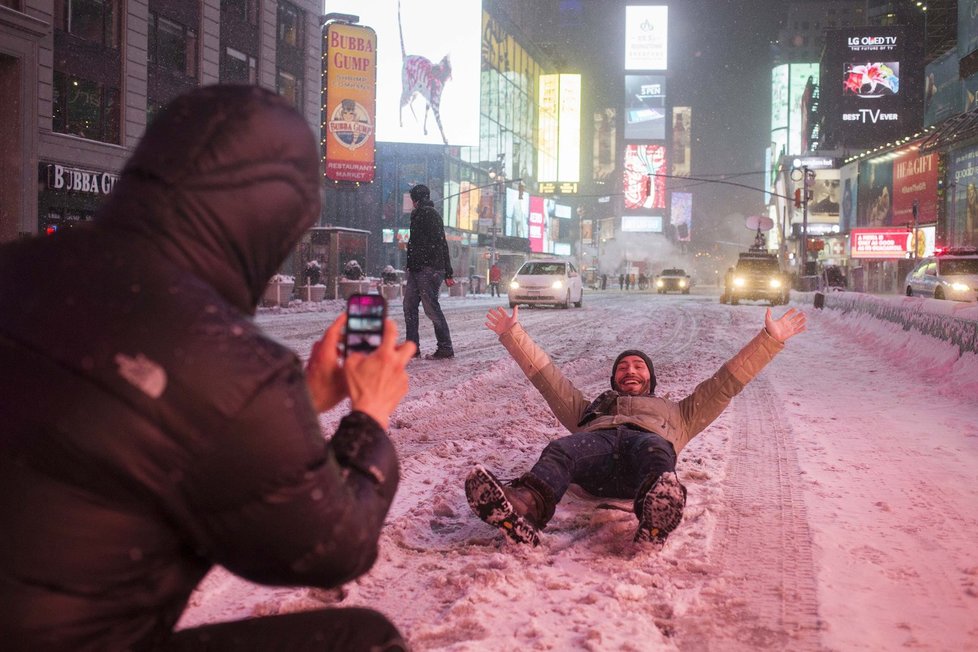Někteří si dokážou sníh na Times Square užít.
