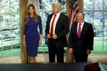 Bývalý mluvčí Bílého Domu Sean Spicer s voskovými figurínami prezidenta Donalda Trumpa a první dámy Melanie Trumpové.