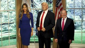 Bývalý mluvčí Bílého Domu Sean Spicer s voskovými figurínami prezidenta Donalda Trumpa a první dámy Melanie Trumpové.