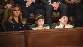 Unaveného Joshuu Trumpa prezidentův  projev unavil a chlapec při něm usnul. Na snímku s desetiletou Grace Elineovou a první dámou.