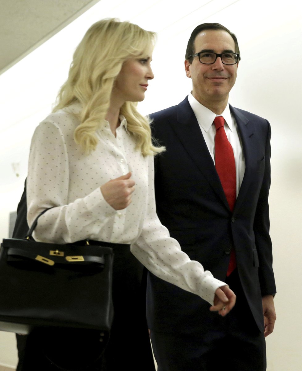 Ministr financí Steve Mnuchin chtěl na líbánky letět s tryskáčem Air Force.