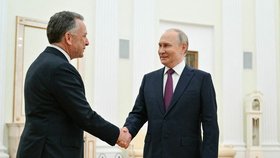 Trumpův vyslanec Steve Witkoff s Vladimirem Putinem.