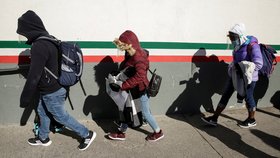 Do USA i v době koronaviru míří zástupy migrantů.