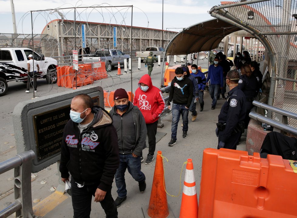 Do USA i v době koronaviru míří zástupy migrantů.