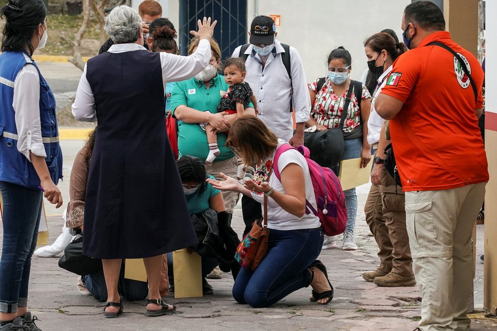 Do USA i v době koronaviru míří zástupy migrantů.