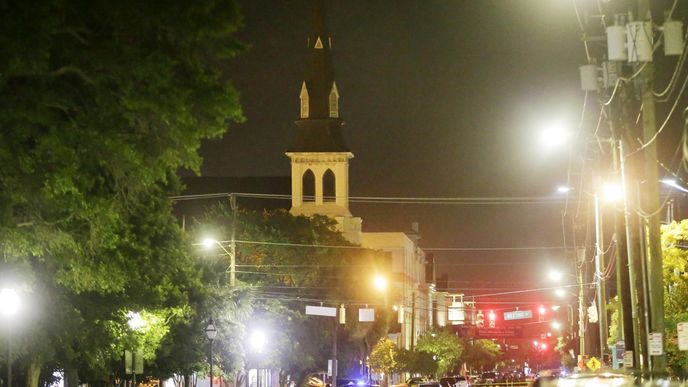Devět obětí si vyžádala střelba neznámého útočníka, který ve středu večer místního času vnikl do kostela v Charlestonu v americkém státě Jižní Karolína. 