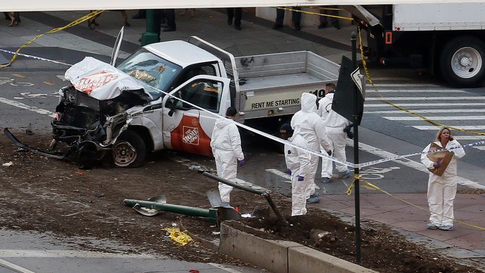 Údajný terorista v New Yorku zabil osm lidí, policie ho zadržela 