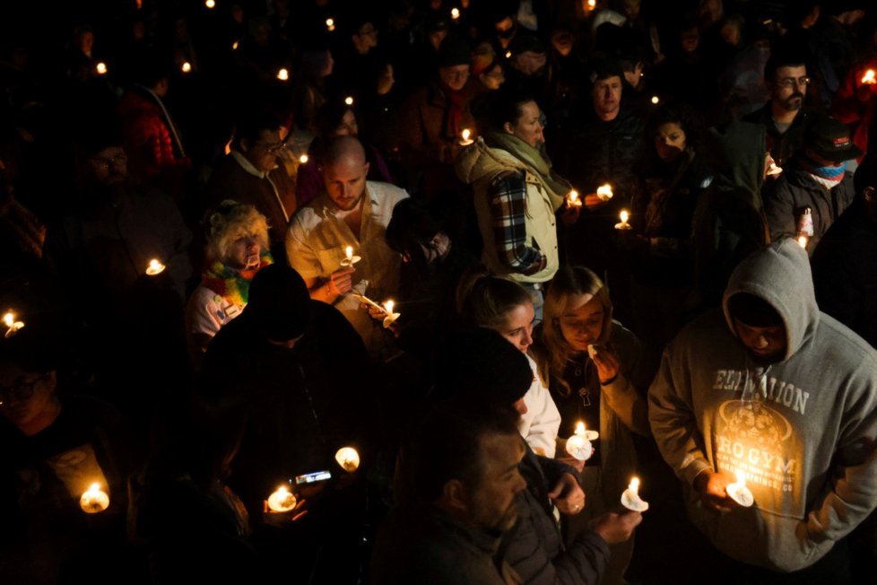 Pieta za oběti střelby v Colorado Springs.