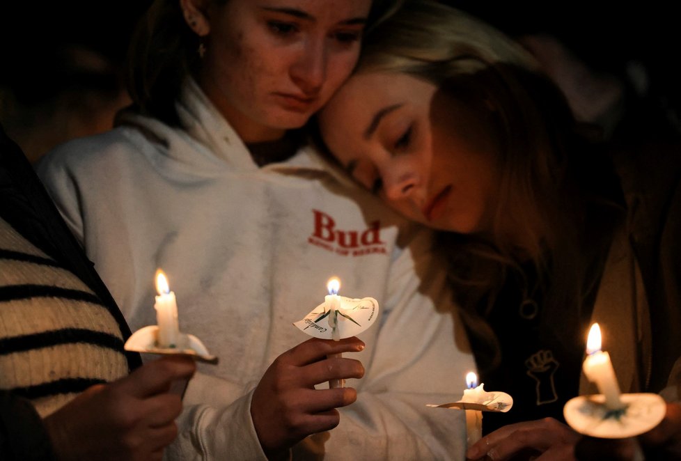 Pieta za oběti střelby v Colorado Springs.