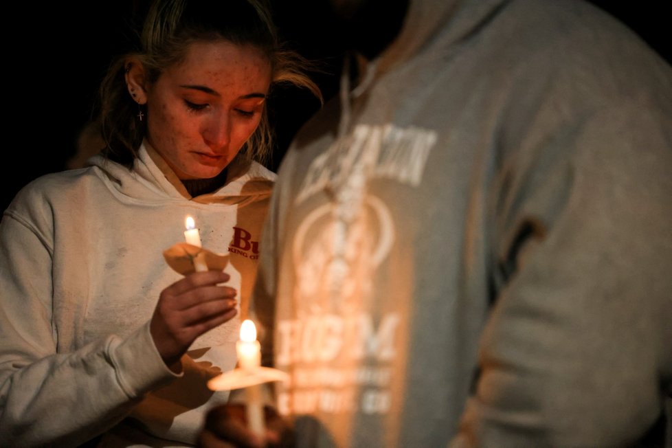 Pieta za oběti střelby v Colorado Springs.