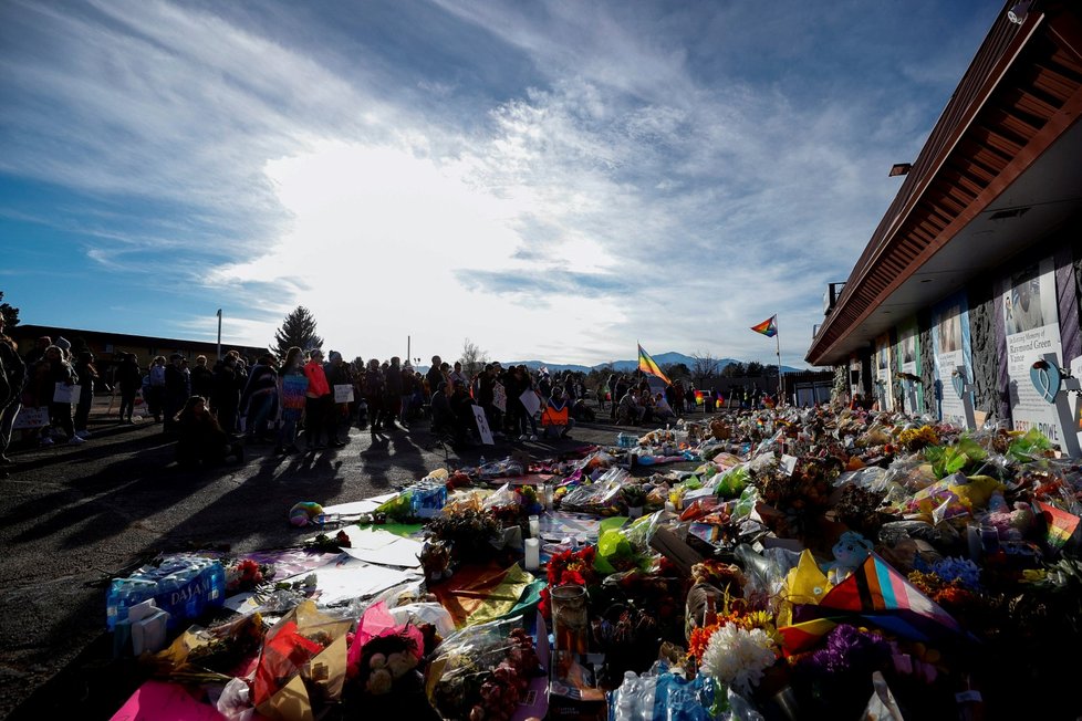 Pieta za oběti střelby v Colorado Springs.