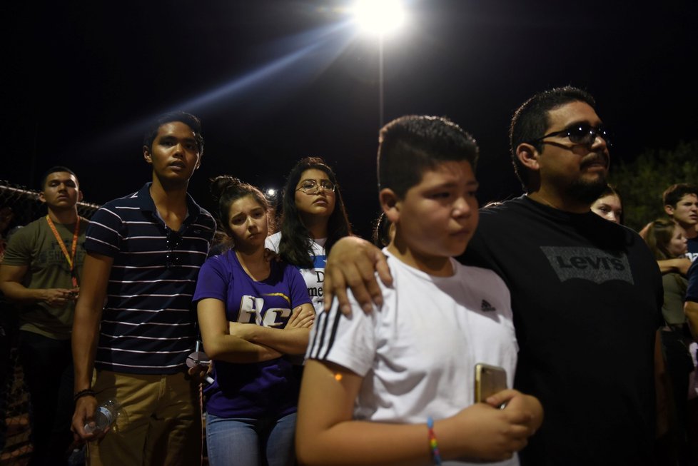 Lidé truchlí za oběti střelby v El Pasu. (4.8.2019)
