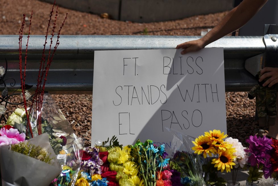 Lidé truchlí za oběti střelby v El Pasu. (4. 8. 2019) 