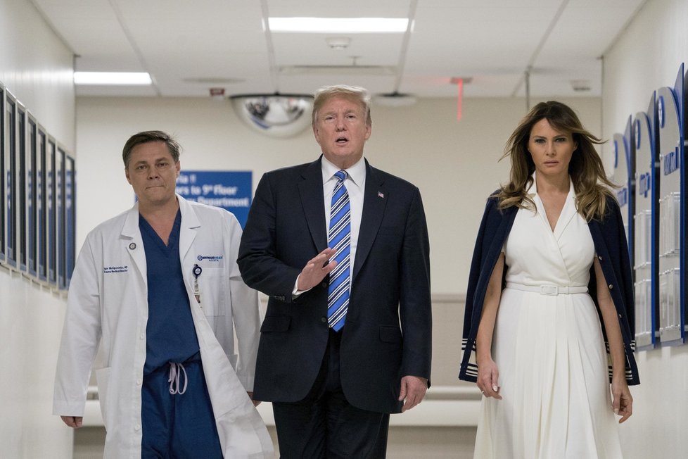 Donald Trump s manželkou navštívili v nemocnici přeživší floridského masakru.