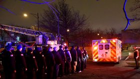 V Chicagu před nemocnicí zastřelil v pondělí večer muž lékaře, kterého znal. Poté vešel do nemocnice, kde začal střílet a zabil přitom ženu a policistu a dalšího policistu zranil.