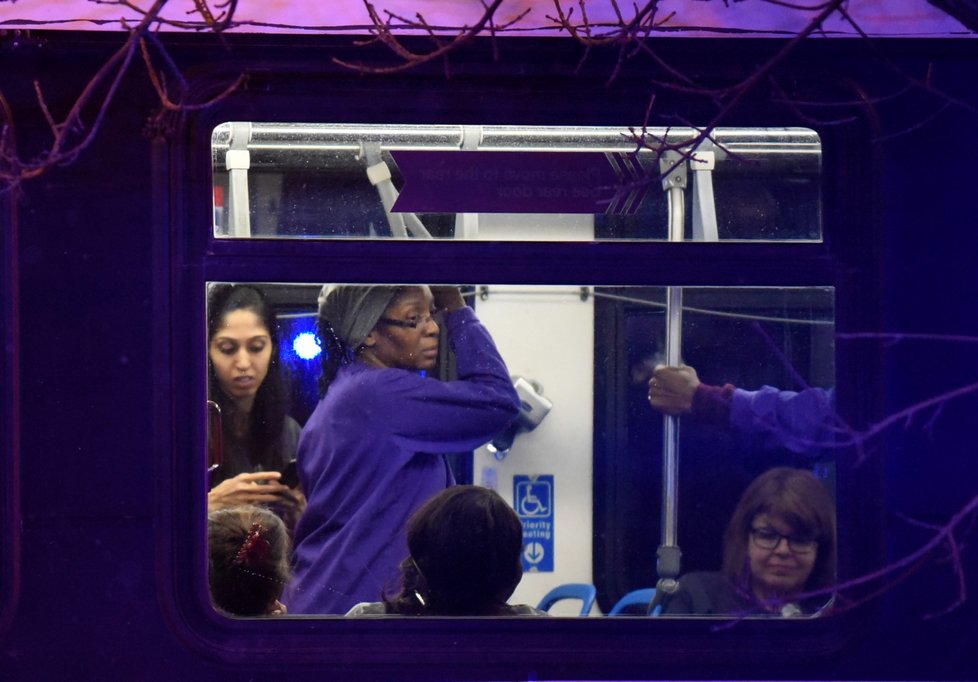 V Chicagu před nemocnicí zastřelil v pondělí večer muž lékaře, kterého znal. Poté vešel do nemocnice, kde začal střílet a zabil přitom ženu a policistu a dalšího policistu zranil.